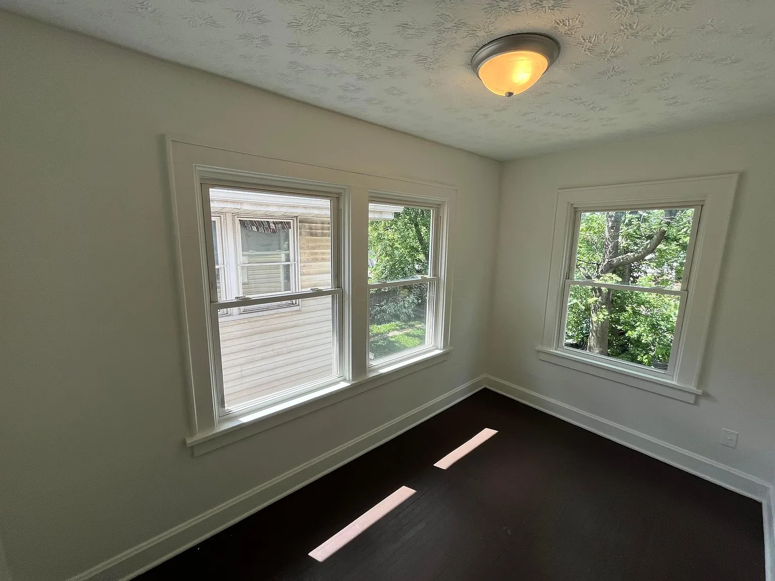 3 bed, 1.0 bath, 2352 sqft, $1,250 — Photo 4