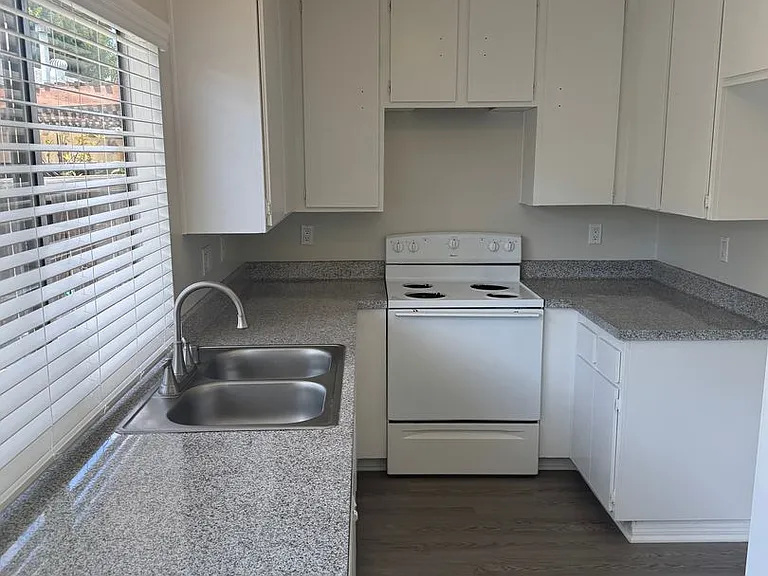 1236 Devonshire Ln — Photo 14