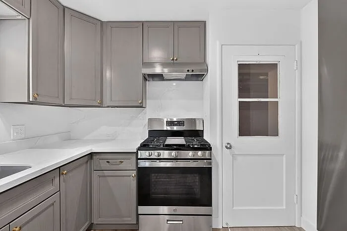 421 Webster St — Photo 11