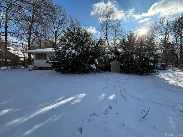29055 Bredow Ave, Romulus, MI 48174