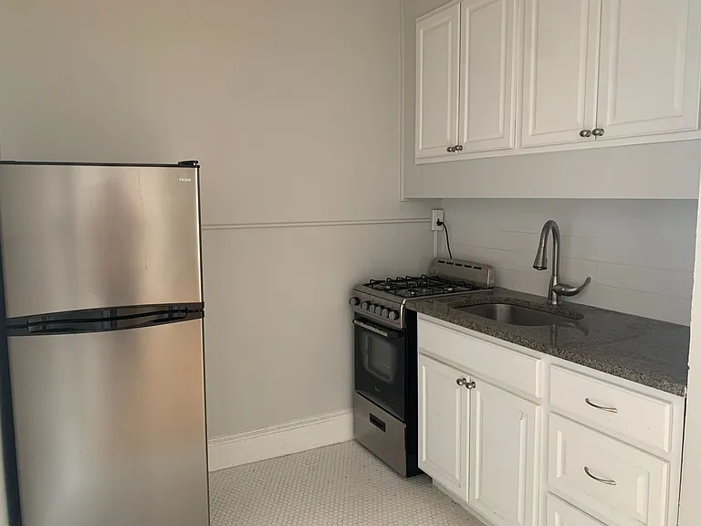 100 Howe Street — Photo 102