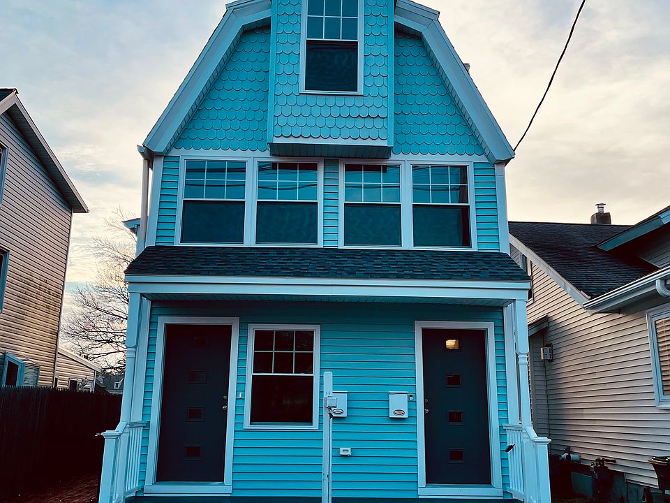 Like new construction in highly sought after Walnut Beach comminuty