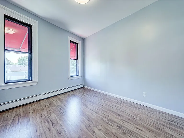 90 Henrietta St #4 — Photo 11