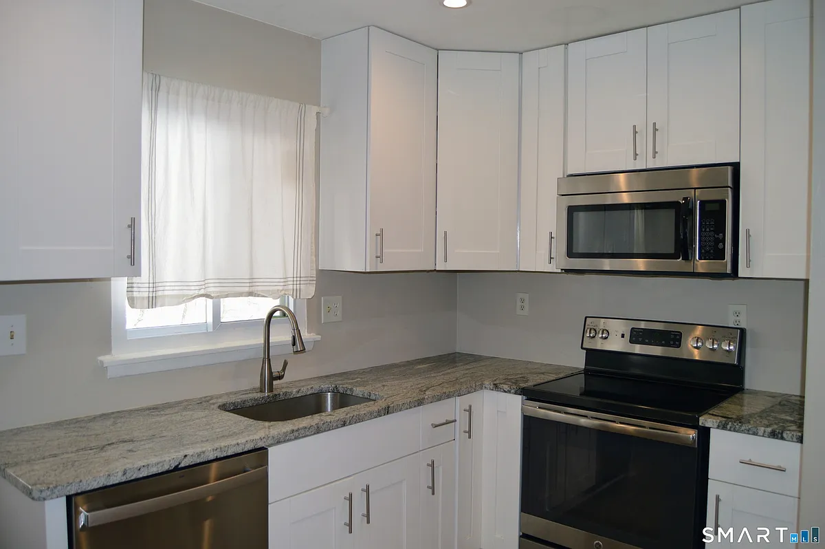 Building Photo - 1660 Farmington Ave #4