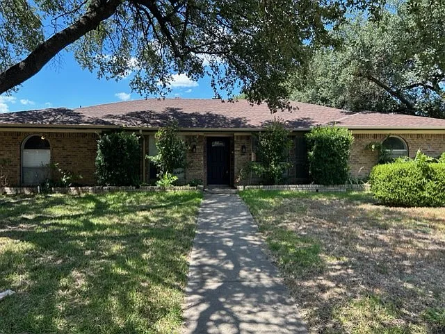 4 bed, 2.5 bath, 2396 sqft, $2,800 — Photo 2