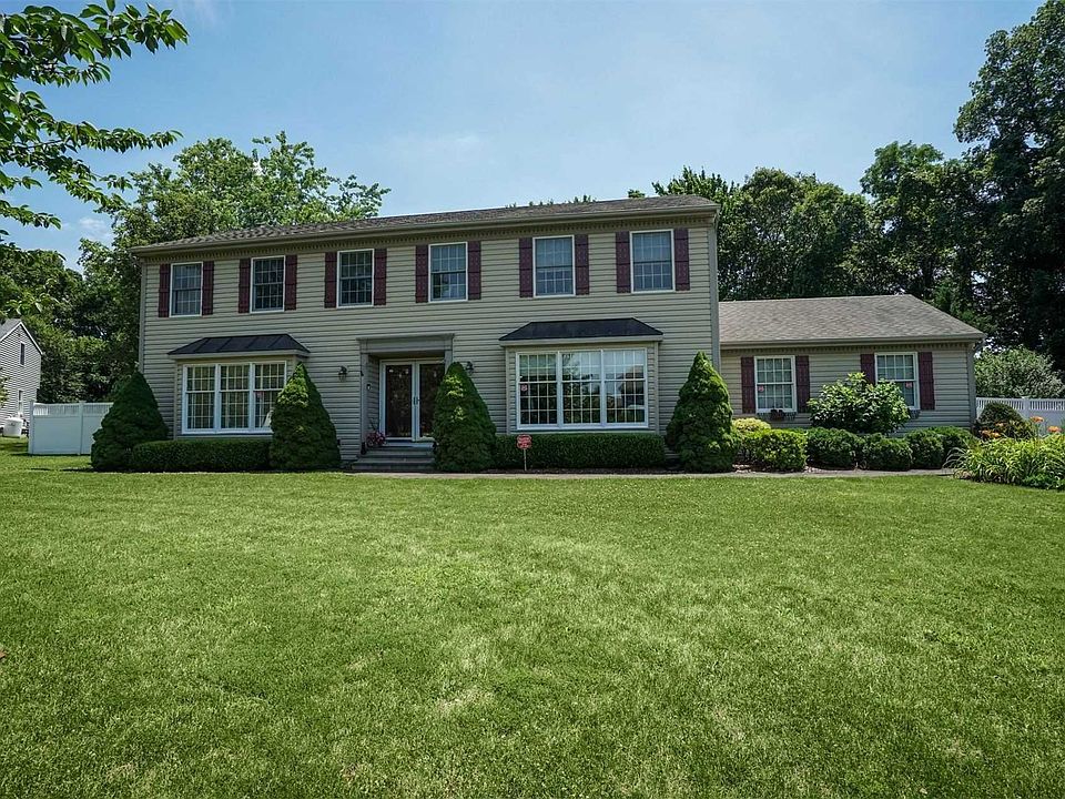 1st image of 14 Ledgewood Cir