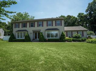 14 Ledgewood Cir, East Setauket, NY 11733