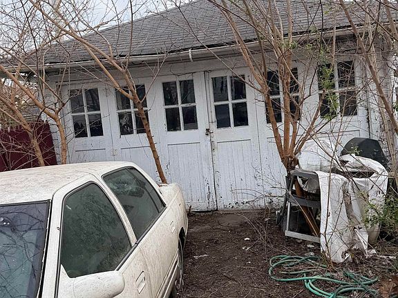 4th image of 1013 E Chandler Ave
