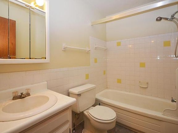 4th image of 3599 Kenbrooke Ct