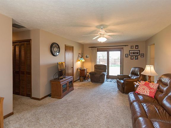 5th image of 414 Schleter Ct