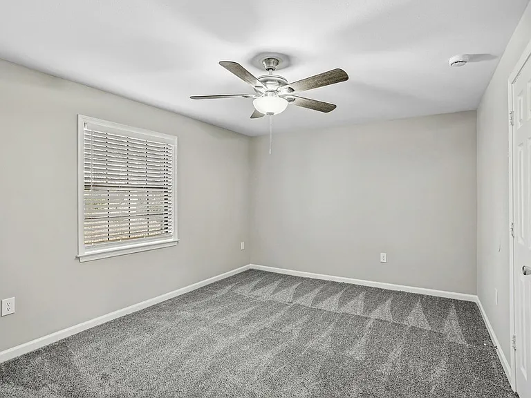 Brentwood Apartments — Photo 36