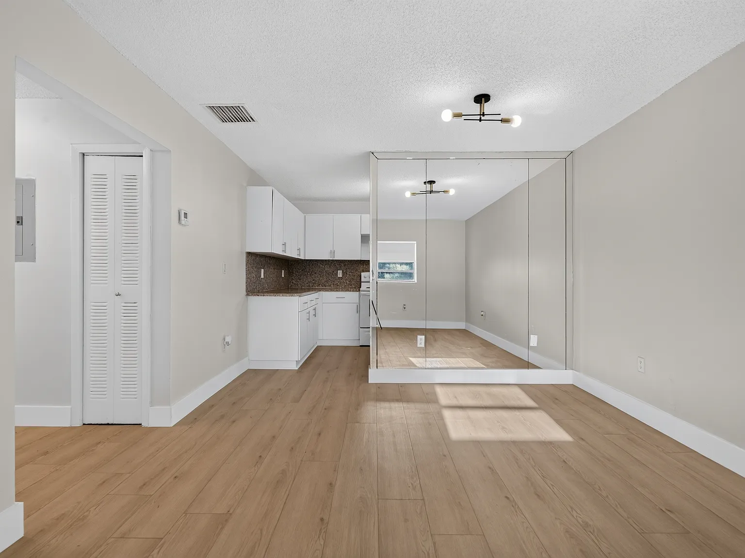 2 bed, 1012 sqft, $2,000 — Photo 3