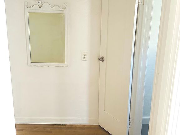 4th image of 556 N Oxford Ave APT 107