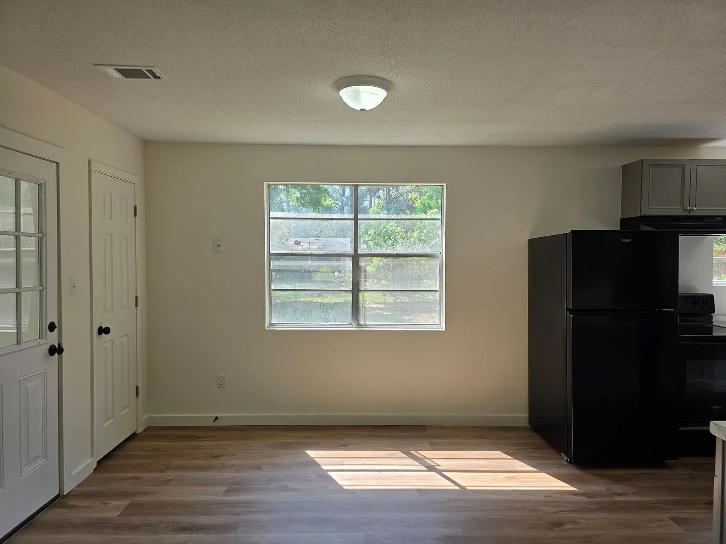 Newly Renovatedin Springfield! — Photo 4