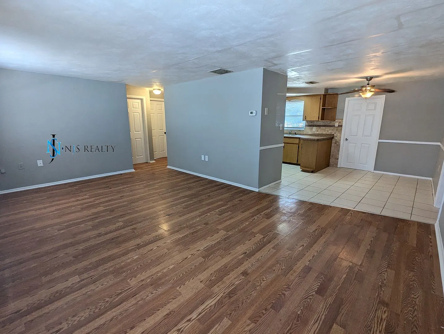 Must See 3/2/1 over 1000sf with tile/laminate floors, fresh paint, fenced yard and large living r... — Photo 4