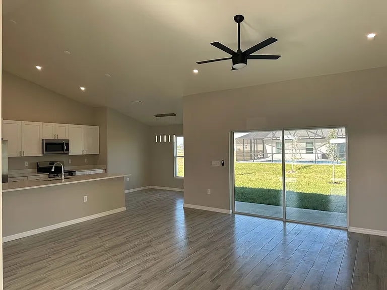 3610 NE 9th Pl — Photo 3