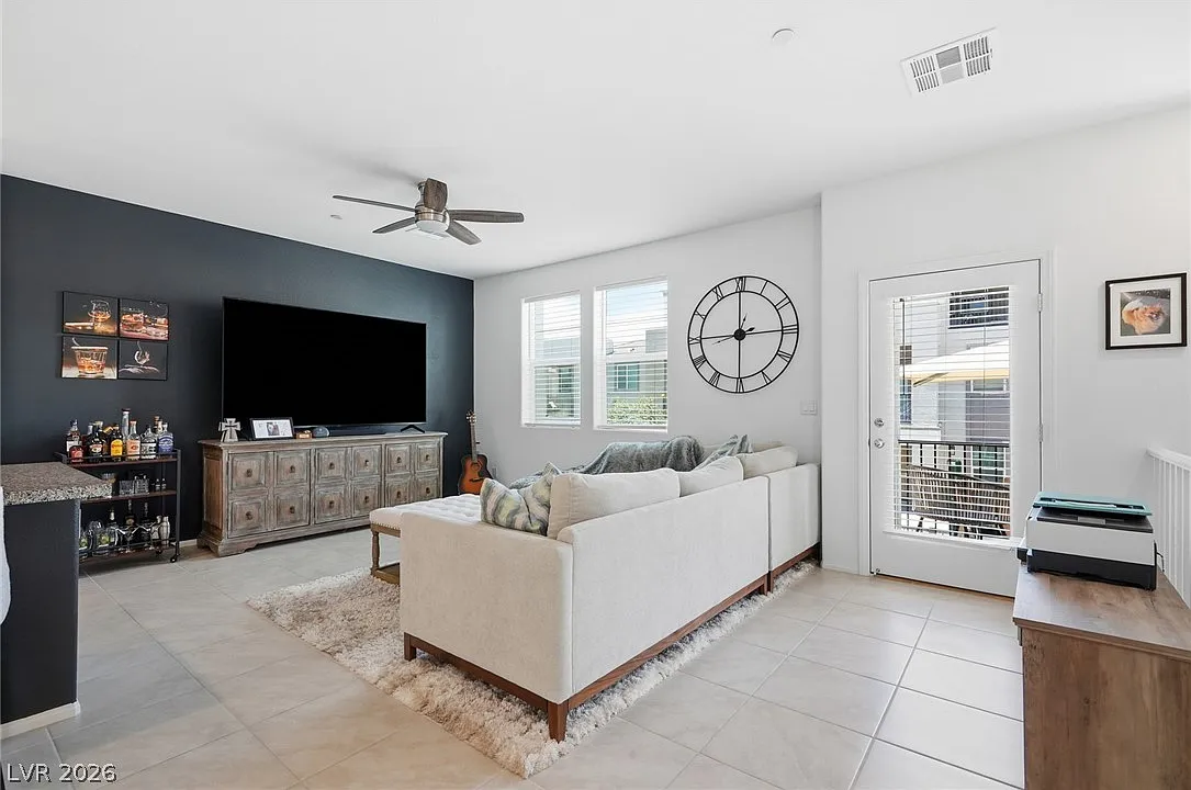 3 bed, 2.0 bath, 1364 sqft, $2,300 — Photo 2