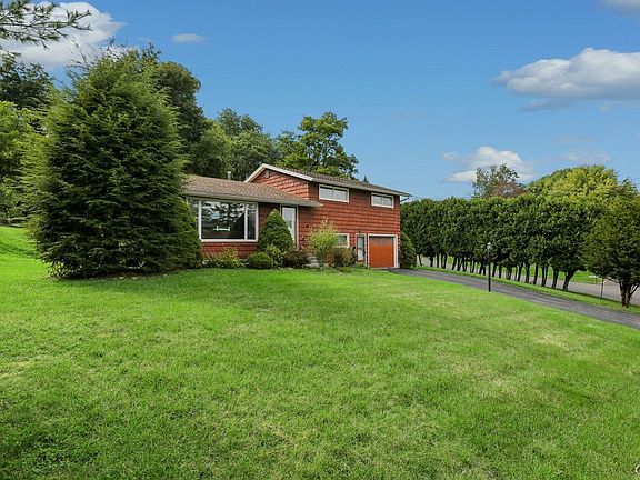 2nd image of 100 Oakridge Cir