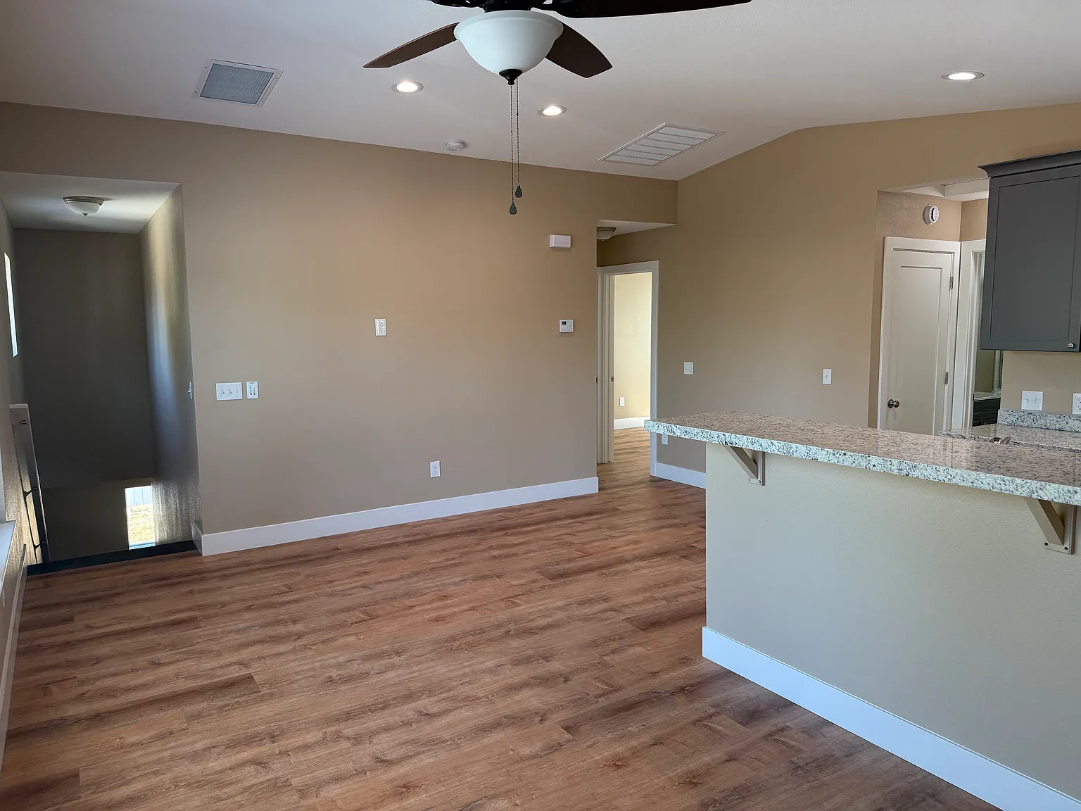 3 bed, 1040 sqft, $2,300 — Photo 4