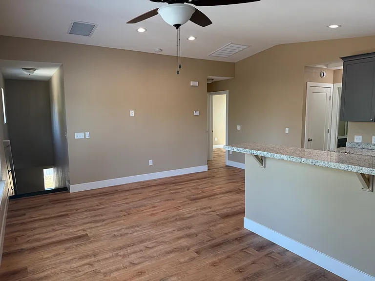 1237 Lyons Ave — Photo 4