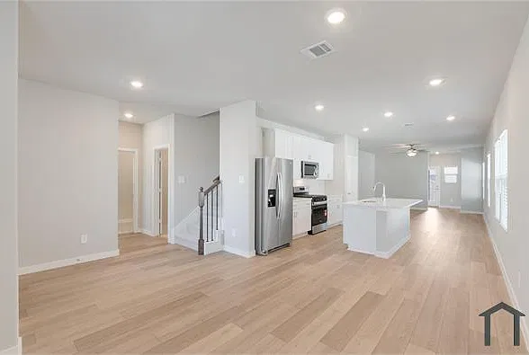 6 bed, 2399 sqft, $3,499 — Photo 2