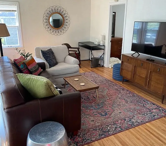 917 3rd St NE — Photo 2