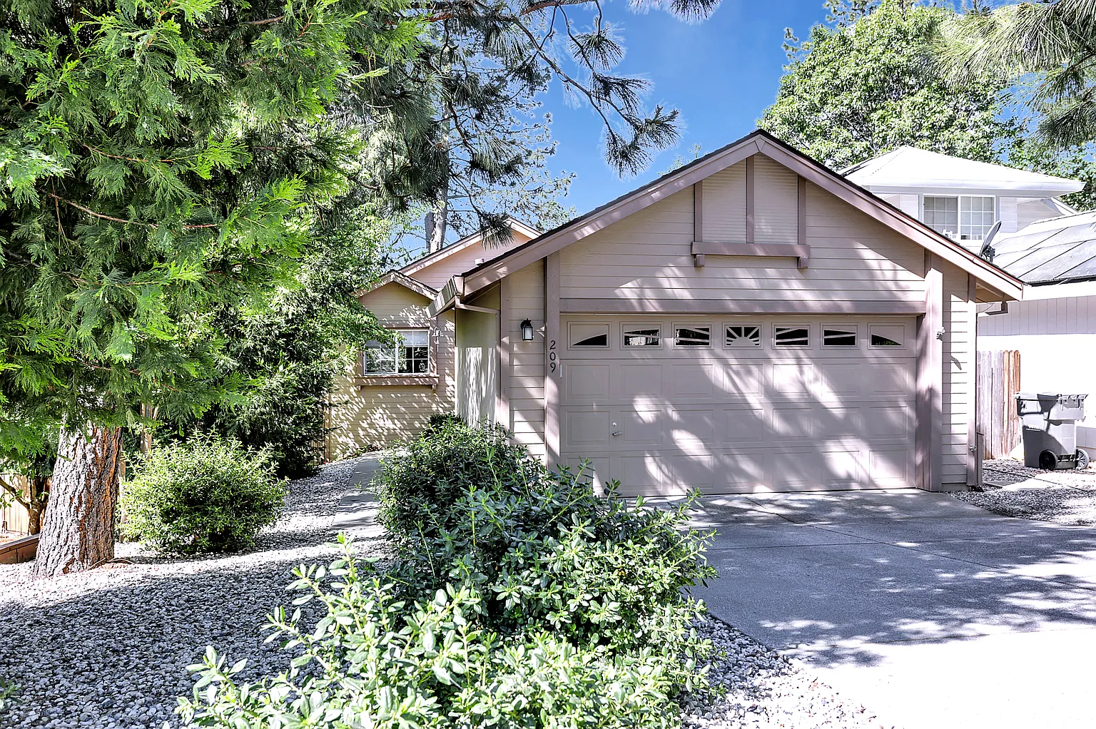 209 Fairmont Dr photo 1