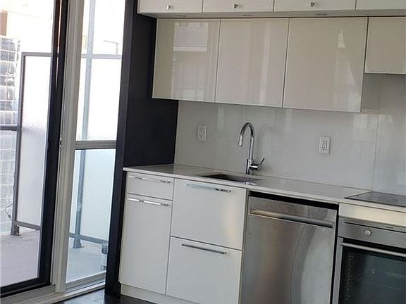 3rd image of 15 Grenville St #3309