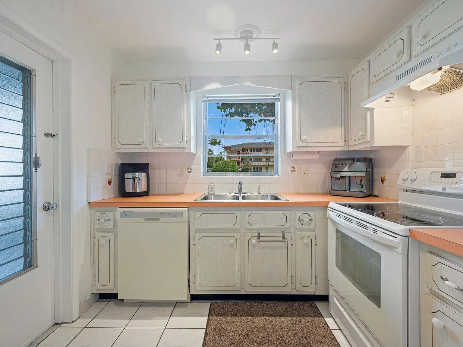 5300 Washington St — Photo 3
