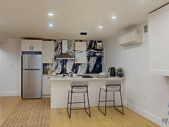 2nd image of 406 Hawthorne St #1