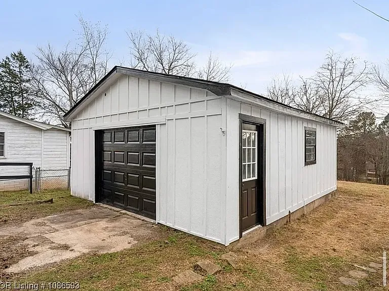 211 W Houston St — Photo 22