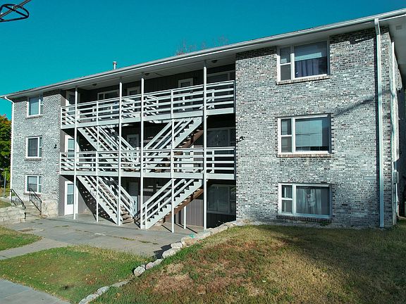 2nd image of 2100 Garfield St #7