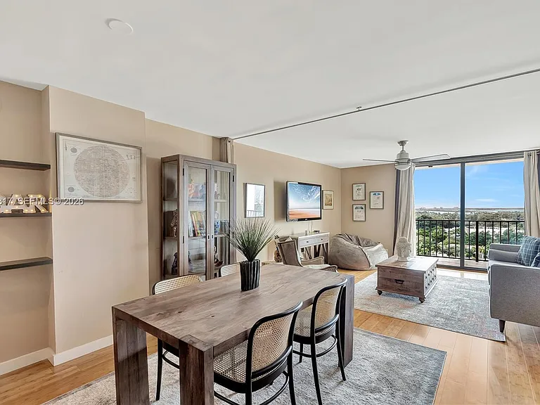 2625 Collins Ave #1609 — Photo 2