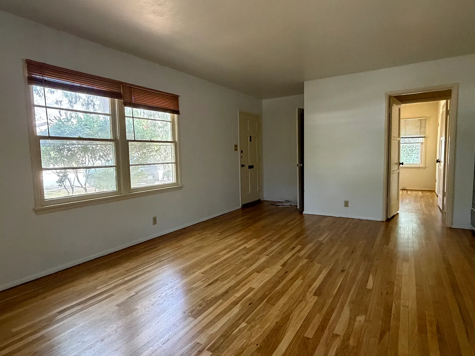 2 bed, 1000 sqft, $3,650 — Photo 2