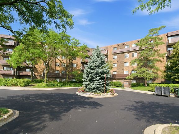 3rd image of 840 Wellington Ave Unit 215