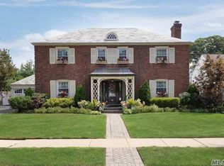 15 Holyoke Rd, Rockville Centre, NY 11570