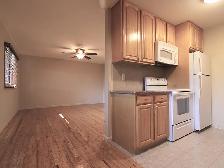 560 University Dr — Photo 2