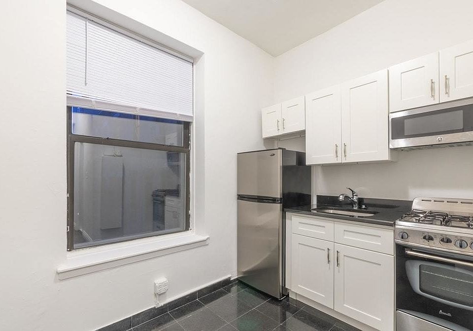 1st image of 102 W 80th St #20