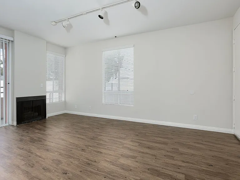 11037 Hartsook St #105 — Photo 4