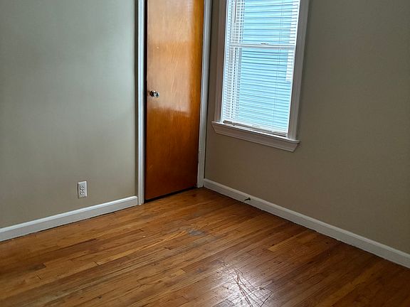 5th image of 1910 College St