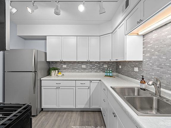 5th image of 841 N York St APT 223
