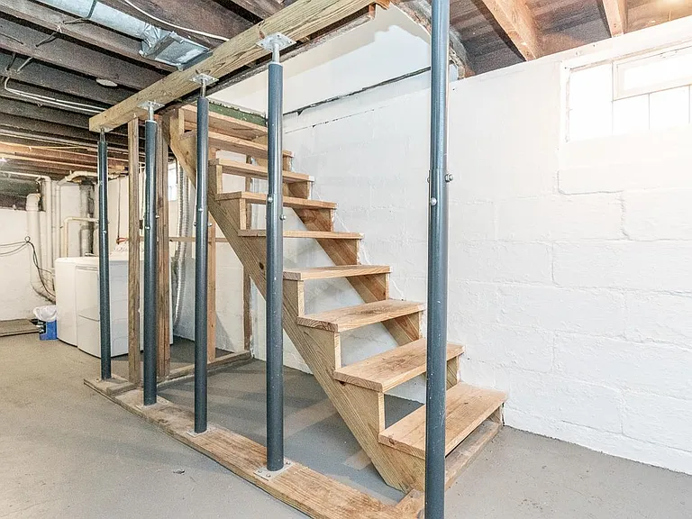 2435 Summit St — Photo 43