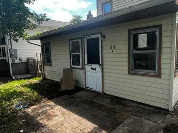 1016 Willow Dr, Gibbstown, NJ 08027