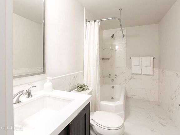 4th image of 50 W 34th St APT 17B7