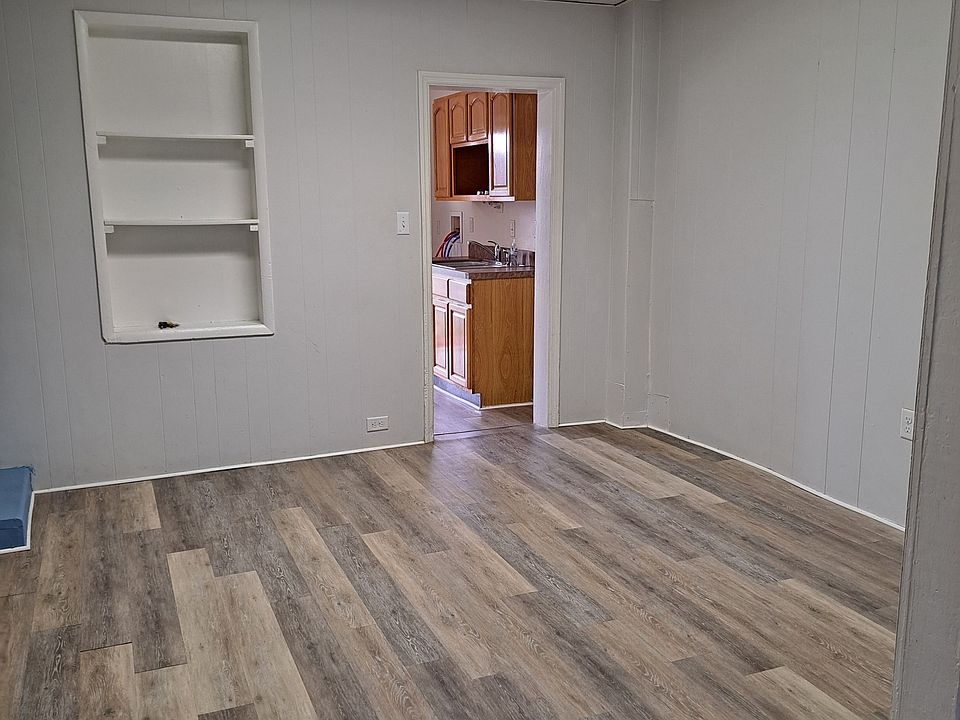Dining Room
11'5 x 10'3