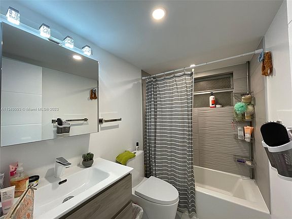 4th image of 910 Jefferson Ave #00