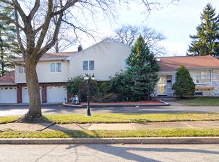 711 Sandor Ct, Paramus, NJ 07652