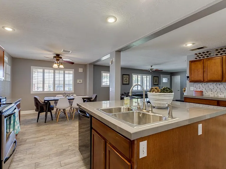318 E Butler Dr — Photo 10