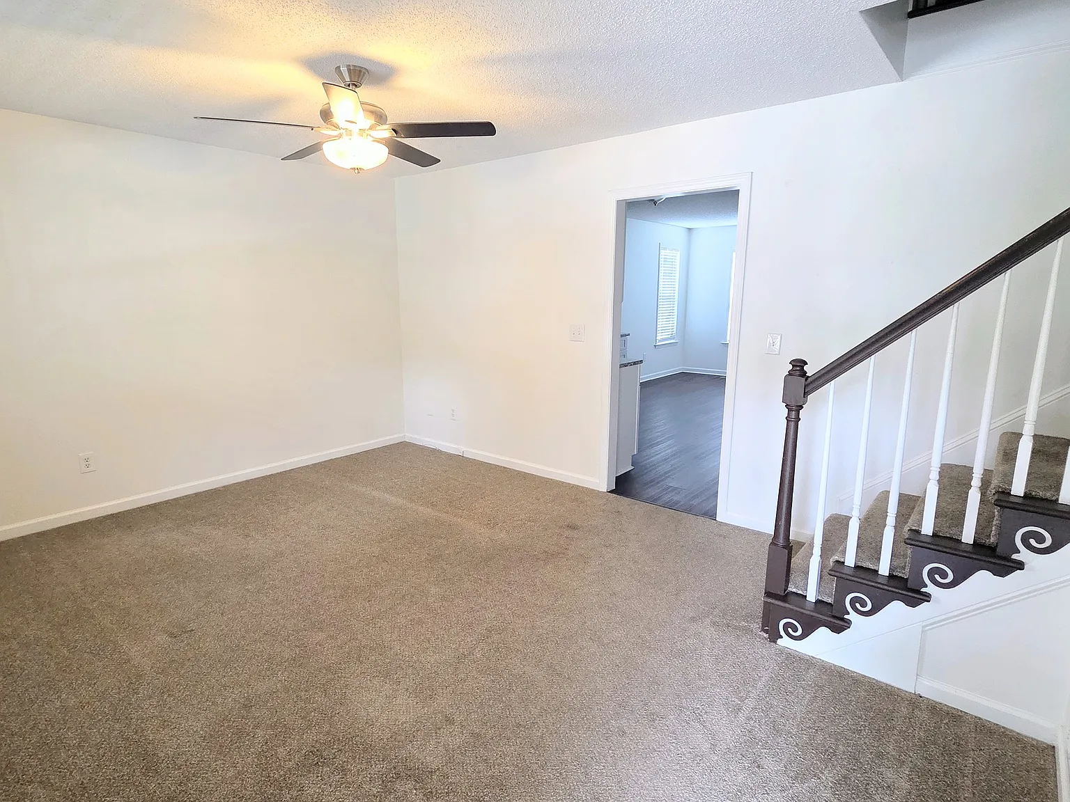 3 bed, 2.5 bath, 1294 sqft, $1,650 — Photo 3