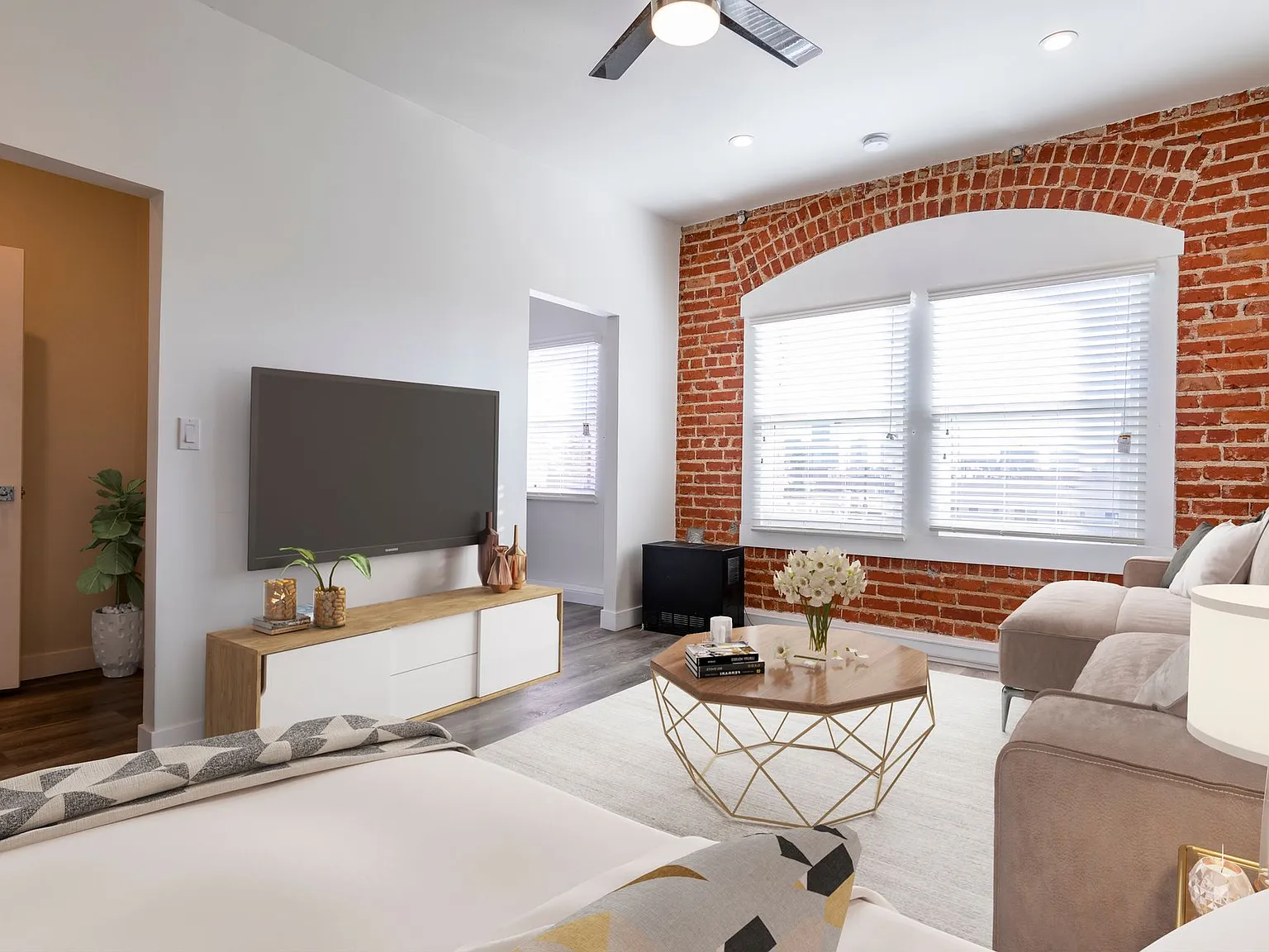 Kenmore II Apartments | Renovated Apartments with Exposed Brick in Koreatown — Photo 2
